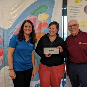Edith Dagenais de la Fondation , Karlyn Gannon l'un des gagnante des concours et Monsieur Albert Lefebvre