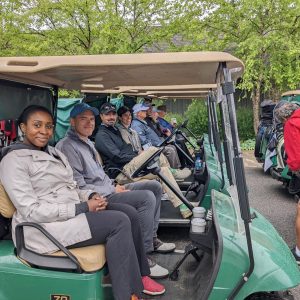 Groupe de golfeurs qui attendent le départ dans leur voiturette (4)